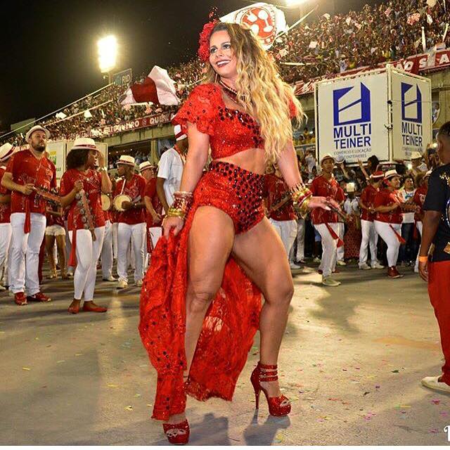 Viviane Araújo a rainha das rainhas em véspera de carnaval ensaio sensual e polêmica por