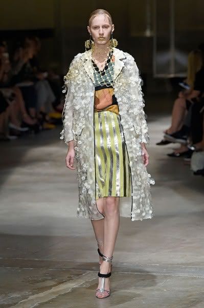 Look: Camisa xadrez e jaqueta de couro - Bianca Schultz