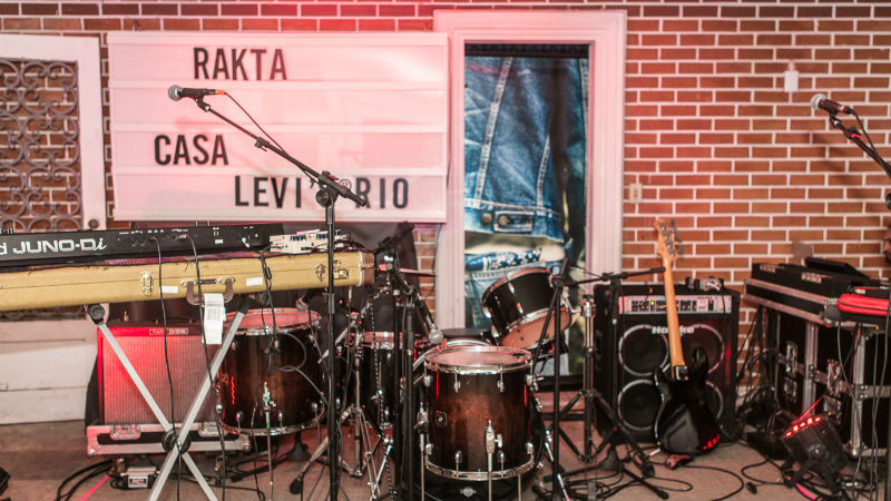 No Rio, Casa Levi's tem noite de rock pesado com a banda Rakta e encontro de ciclistas urbanos da coleção Commuter da grife