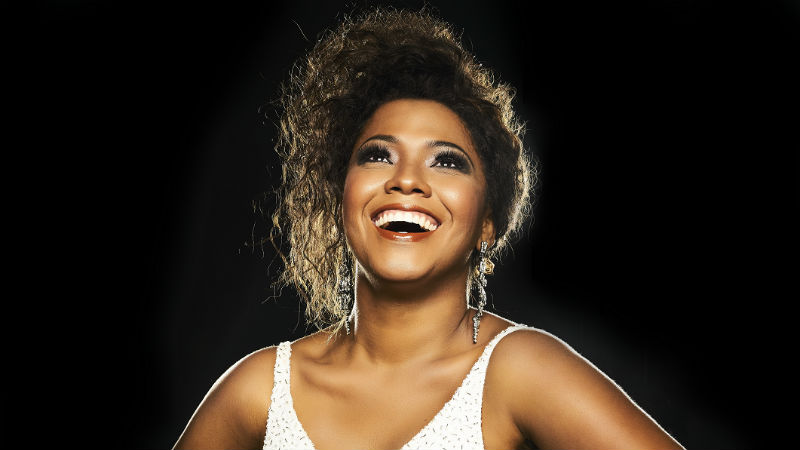 Finalista do The Voice, Thalita Pertuzatti sobe aos palcos em São Paulo para reverenciar e homenagear a carreira da musa do pop Whitney Houston
