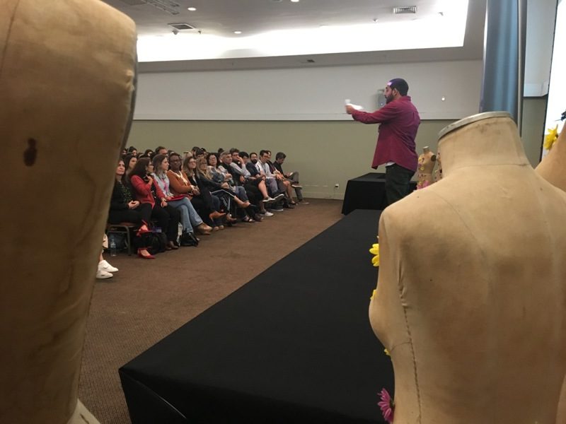 Alisson Castro e a stand up comedy para os alunos de Design de Moda do SENAI CETIQT (Foto: Heloisa Tolipan)