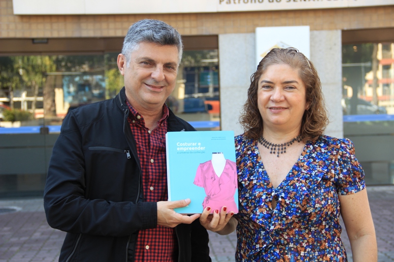 docentes do SENAI CETIQT Paulo Fulco e Antonia Mendes lançam o livro ‘Costurar e empreender: o universo da confecção’