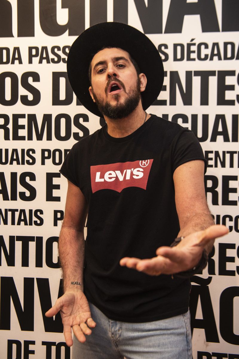 Eclético, talentoso e multimídia Rodrigo Suricato levou uma pegada autoral para a sua apresentação no Geração 501 (Foto: @bleia - I Hate Flash)