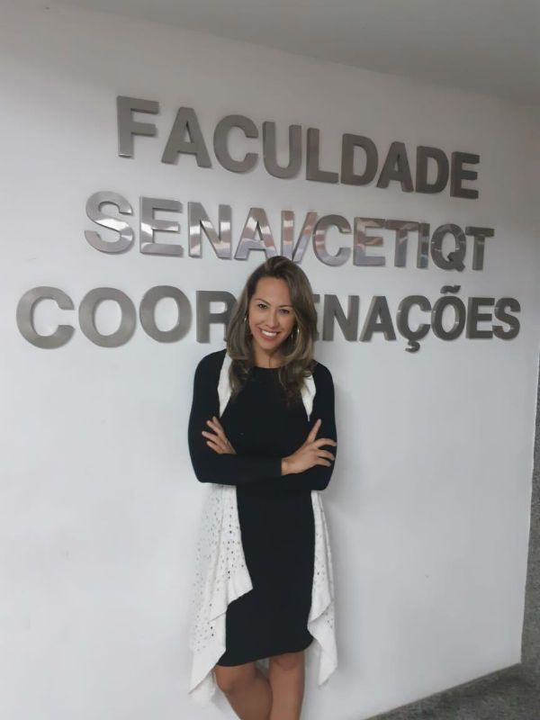 Melissa Silva é especialista em gestão de pós-graduação de Design de Moda do SENAI CETIQT (Foto: Divulgação)