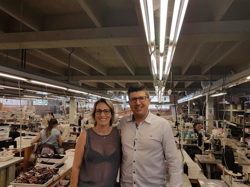 O casal Elaine e Sidnei Simionato, à frente da Sizély, na fábrica em Erechim (Foto: Divulgação)
