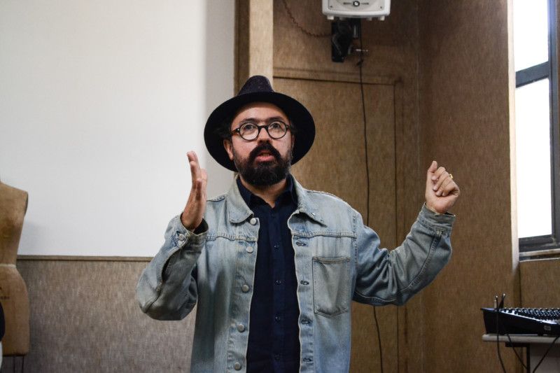 Jackson Araujo, diretor criativo e mediador da palestra (Foto: Anna Castro)