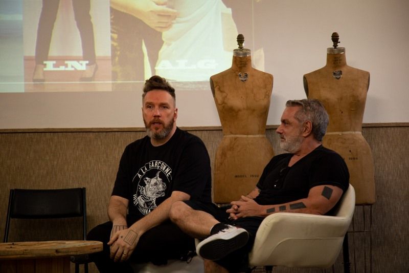 Lino e Alexandre Herchcovitch durante palestra sobre todas as atividades que envolvem a produção de um desfile (Foto: Rafael Aguiar)