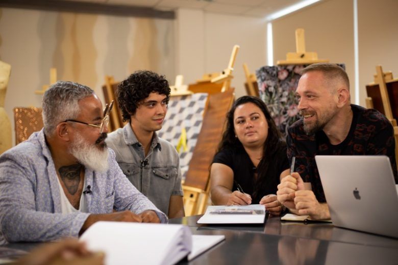 Ronaldo Fraga e o consultor de trilhas sonoras, Max Blum, na orientação dos alunos (Foto: Rafael Aguiar)