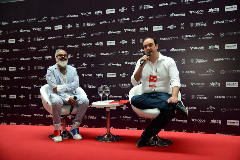 O diretor criativo do Minas Trend, Ronaldo Fraga, e o presidente da FIEMG, Flávio Roscoe (Foto: Sebastião Jacinto Júnior)
