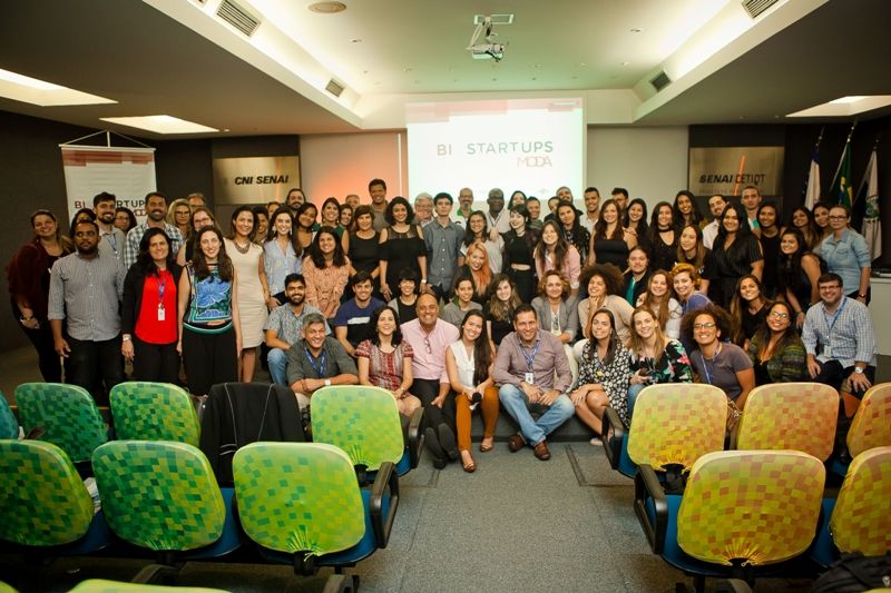  Projeto Biostartups Moda: alunos, professores e empresários comemoram a apresentação dos nove projetos focados no segmento têxtil e de confecção (Foto: Divulgação)