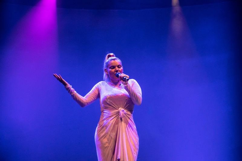 A cantora reinou no palco do Circo Voador na noite de ontem com o repertório do disco Sinto Muito (Foto: Giselle Dias)