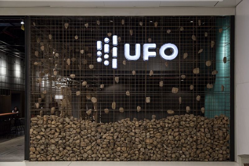 Na fachada do Ufo Space, o impacto das pedras flutuantes que remetem ao espaço sideral (Foto: Marcelo Donadussi)
