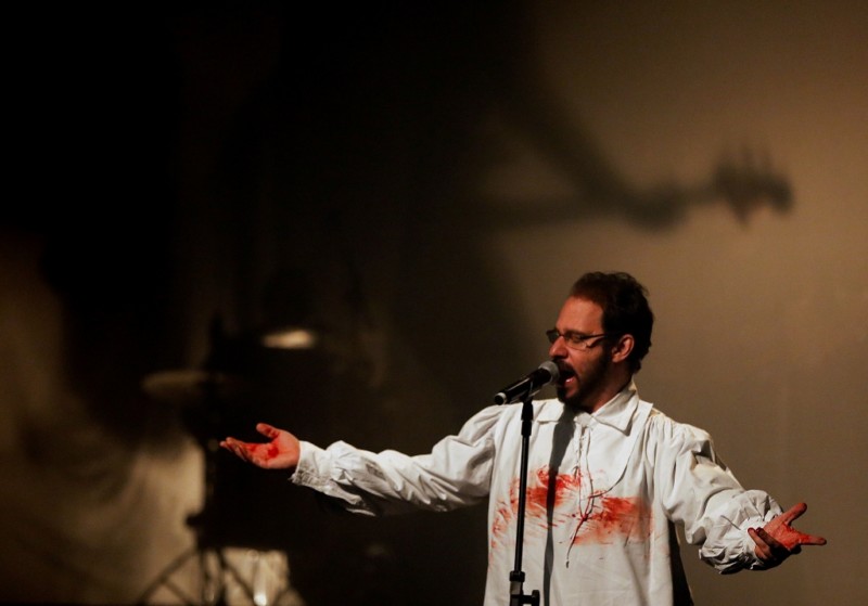Bruce Gomlevsky em cena como o vocalista da Legião Urbana (Foto de Guga Melgar)
