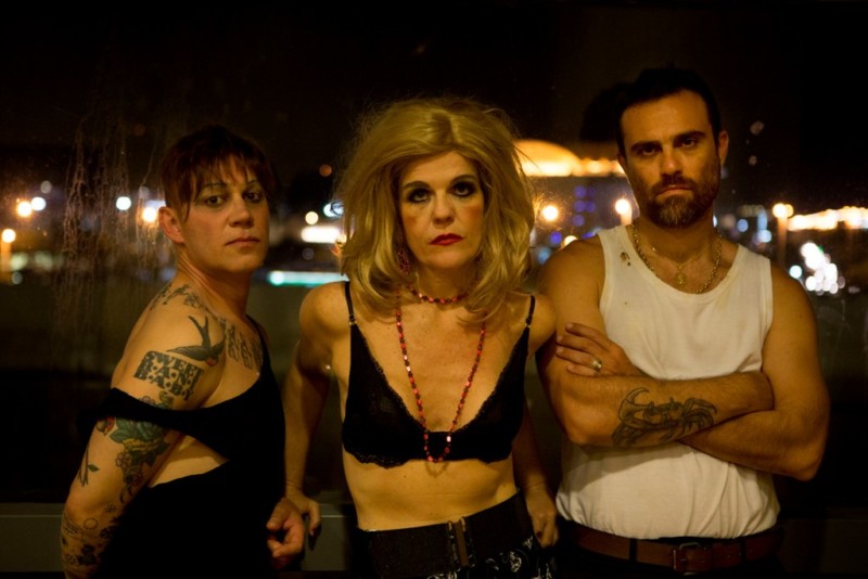 O gay Veludo (Ranieri Gonzalez), a prostituta Neusa Sueli (Luísa Thiré) e o cafetão Vado (Alex Nader) (Foto de Victor Hugo Cecatto)