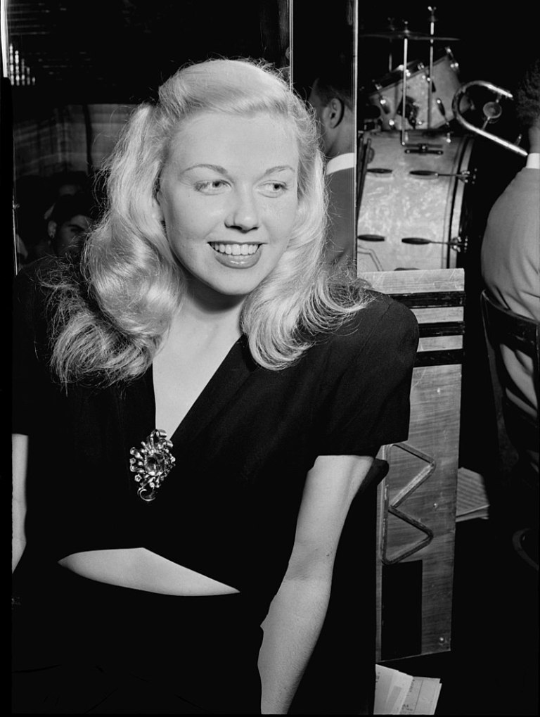 Em 1946, em rara foto com cabelos longos