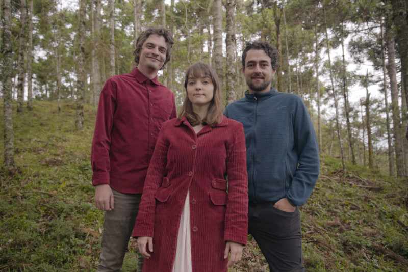 Bryan, Natalia e Julio, a reduzida equipe de filmagem (Foto: Divulgação)