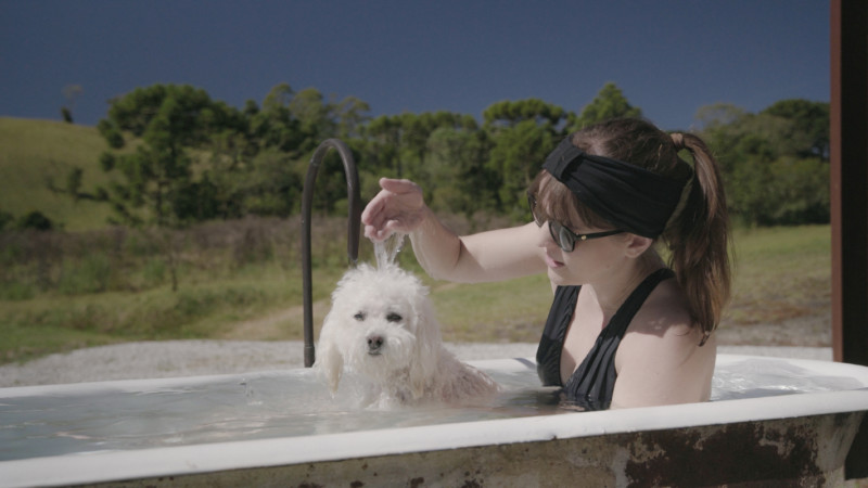 Tom, cão que pertencia ao pai de Natalia, também participa do longa (Foto: Divulgação)