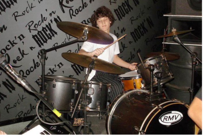 Pedro em seus primeiros anos como baterista (Foto: Arquivo Pessoal)