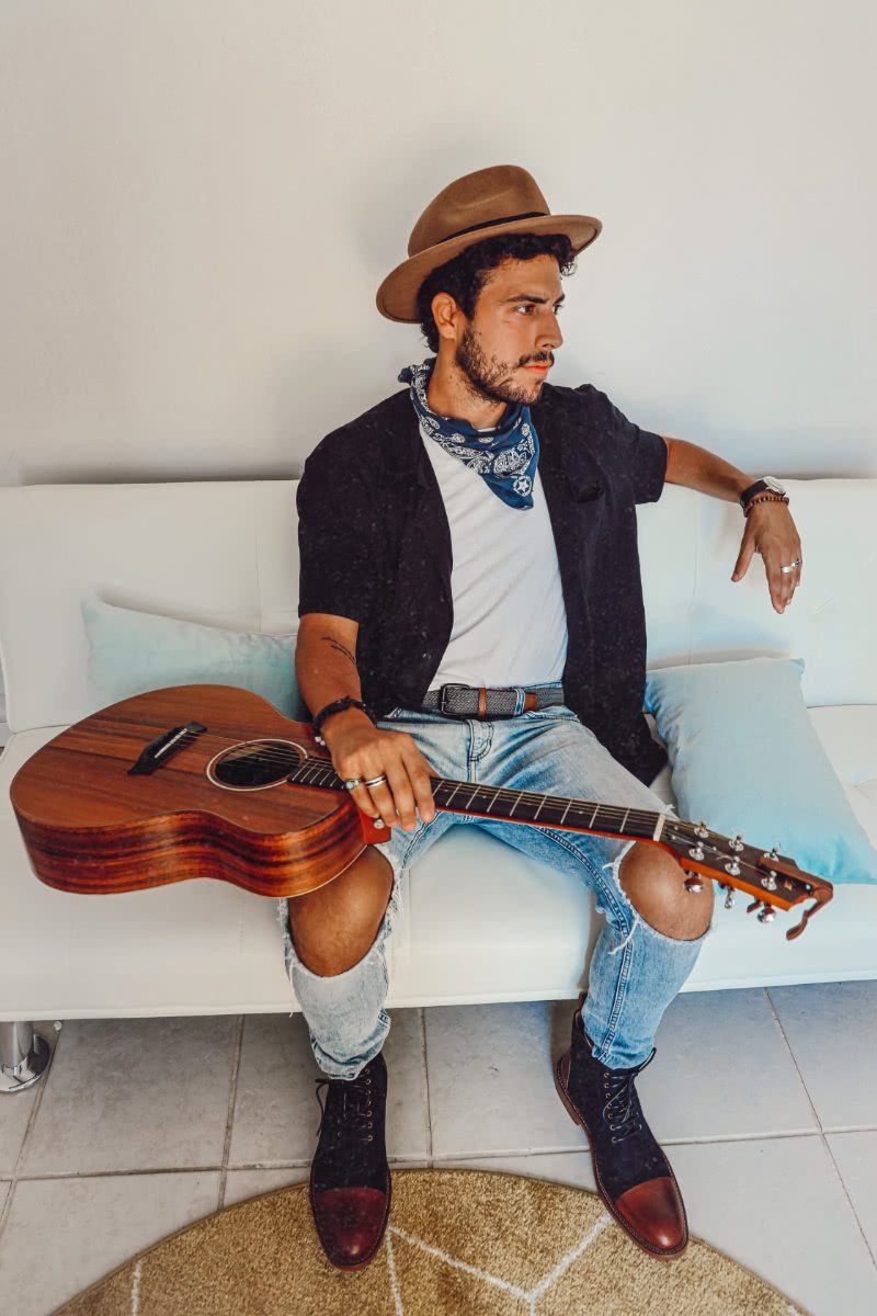 Thiago aposta na mistura de ritmos latinos (Foto: Divulgação)