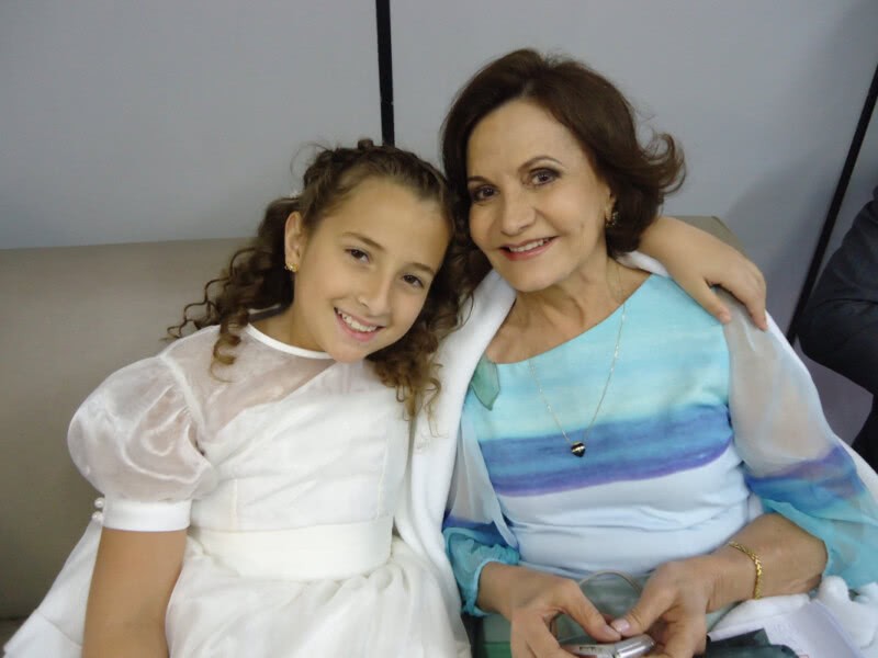 Anna e a avó Rosamaria Murtinho nos bastidores da novela O Astro (Foto: Arquivo Pessoal)