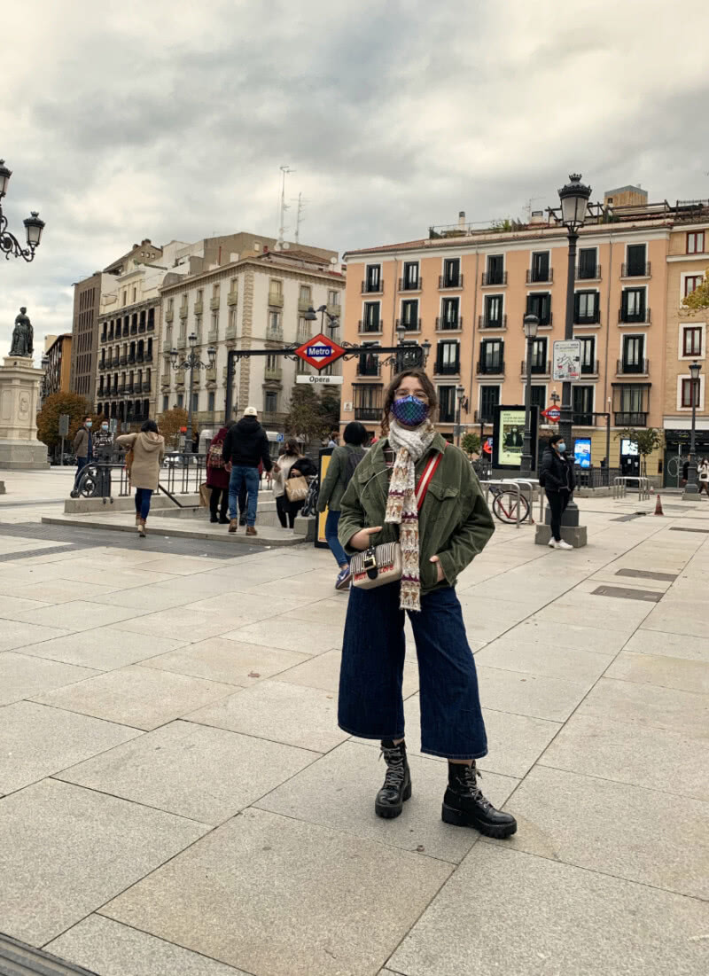Em Madri, Anna usa máscara como é obrigatório (Foto: Arquivo Pessoal)