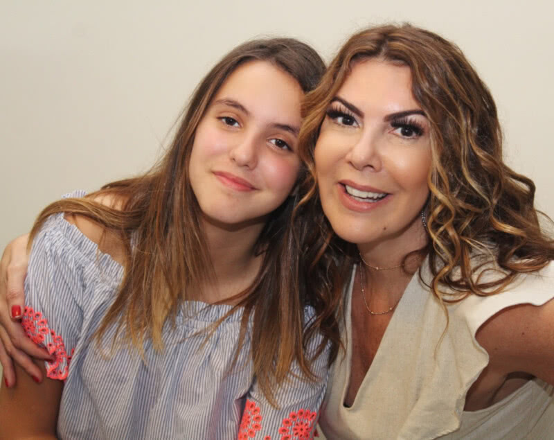 Com a filha Valentina, Claudia vai celebrar 55 anos no próximo dia 16 (Foto: Léo Ornelas)