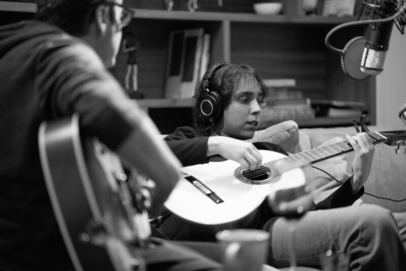 O produtor Alê Siqueira e Khalil trabalham no repertório do disco De Cara Pro Vento (Foto: Fernando Naiberg)