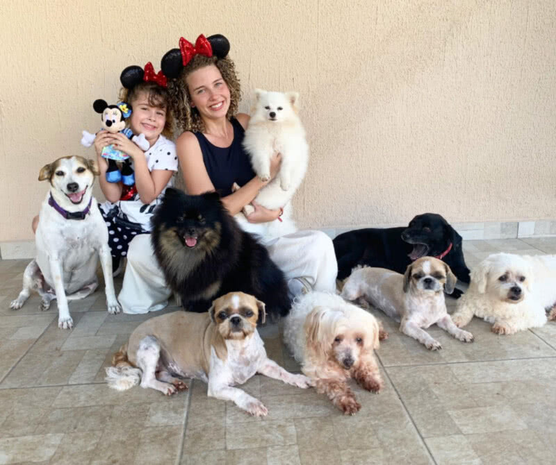 Maria Eduarda e a mãe, Debby com os oito cachorros da família (Foto: Arquivo Pessoal)