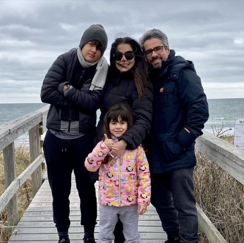 Nivea entre os filhos Miguel e Bruna, e o marido, Marcus (Foto: Reprodução Instagram)