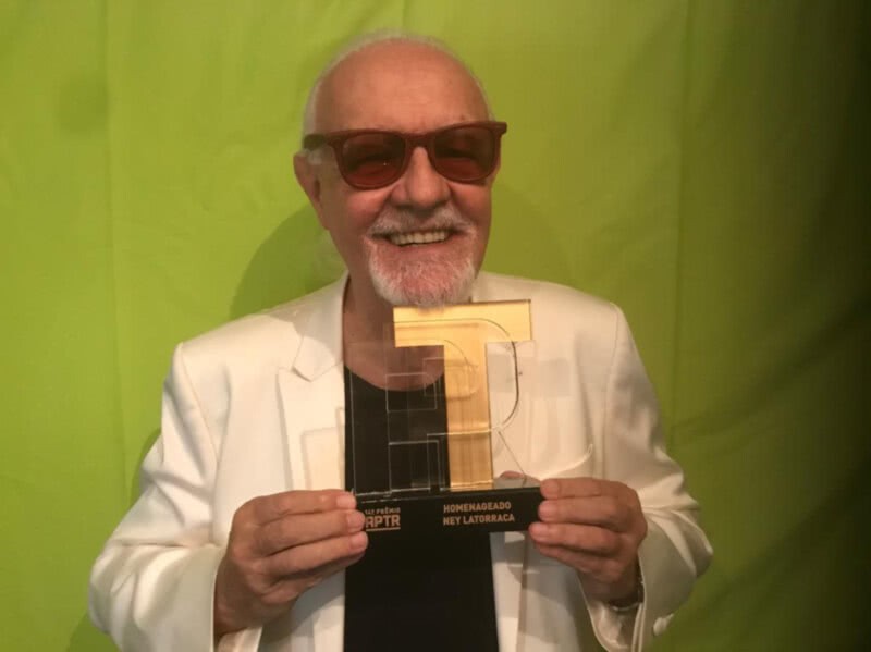 Ney mostra orgulhoso seu troféu como homenageado do ano no Prêmio APTR de Teatro (Foto: Arquivo Pessoal)