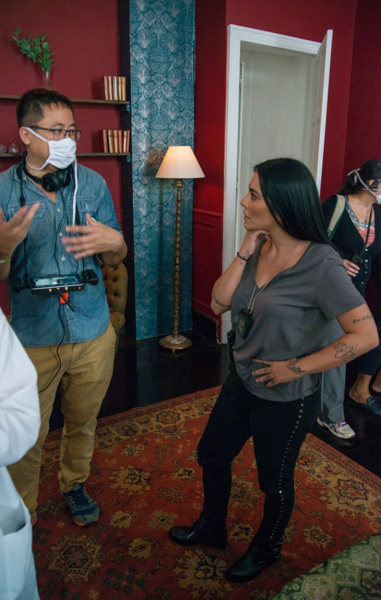 Nos bastidores de Me Tira da Mira, Hsu Chien Hsin, diretor do filme, conversa com Cleo (Foto: Uriel Pandini)