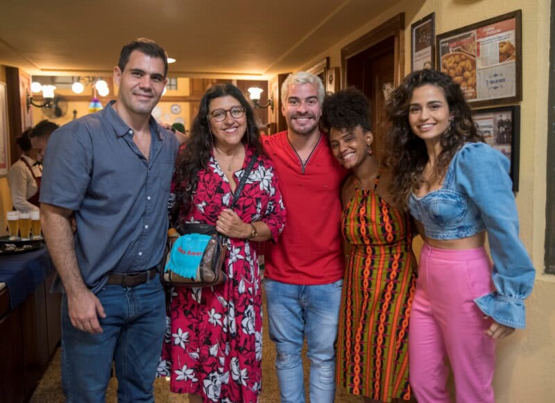 Nanda e sua família da ficção em 'Amor de Mãe': Juliano Cazarré, Regina Casé, Thiago Martins e Jéssica Ellen (Divulgação/Globo)