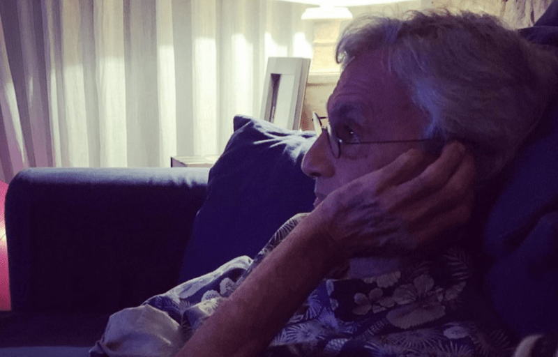 Caetano Veloso concentrado acompanhando a live da irmã (Reprodução Twitter)