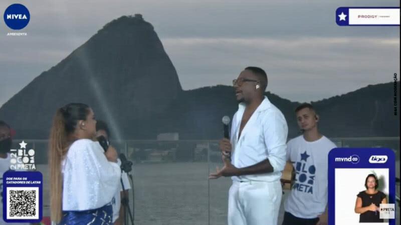 Com o cenário do Pão de Açúcar ao fundo, Preta Gil e Mumuzinho homenageiam Alcione cantando Não Deixe o Samba Morrer (Foto: Reprodução YouTube)