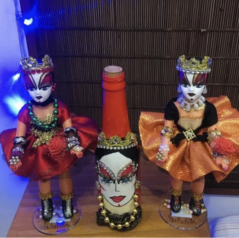 Bonecas e garrafa são alguns dos produtos que Isabelita vende com sua imagem (Foto: Reprodução Instagram)