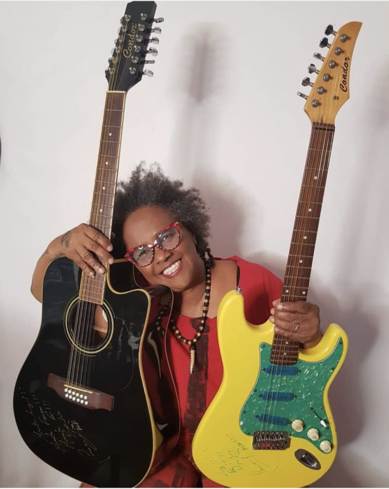 Violão e guitarra autografados de Sandra de Sá vão ser leiloados em benefício de comunidades ribeirinhas de Santarém, Pará (Foto: Reprodução Instagram)