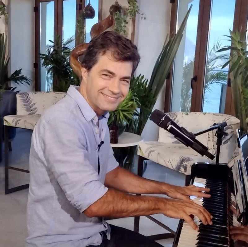 Nos últimos tempos, Marcello Faustini tem se aperfeiçoado no piano (Foto: Reprodução Instagram)