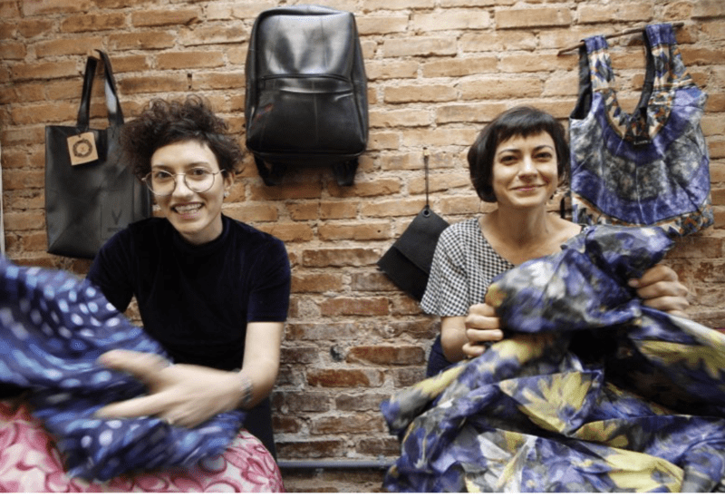 À frente da Revoada: Itiana Pasetti, empreendedora social, biodesigner de moda regenerativa, e a publicitária Adriana Tubino (Foto: Reprodução/Instagram)
