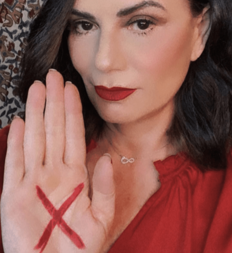 Com um "X" vermelho na palma da mão, vítima sinaliza que está em situação de violência. E tão salvado vidas (Reprodução/Instagram)