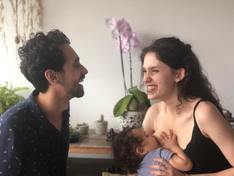 A alegria de Bruno Paranhos e Maria Sampaio durante amamentação da filha, Catarina (Foto: Arquivo Pessoal)