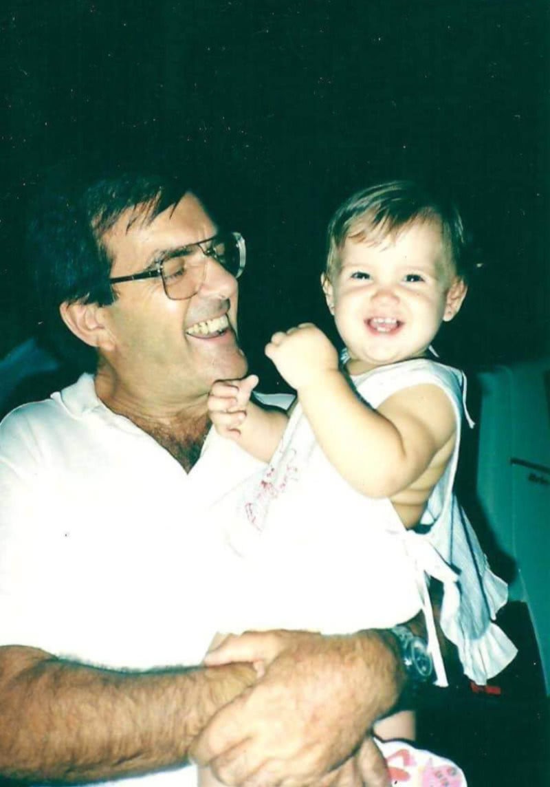 Mariana ainda bebê nos braços do avô Francisco Milani (Foto: Arquivo Pessoal)