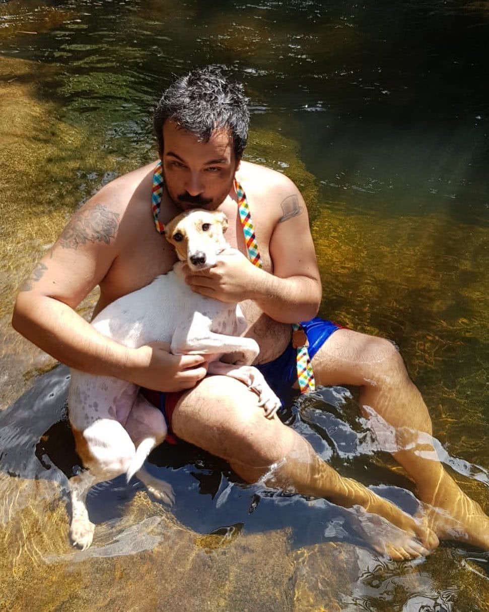 Com a cachorrinha Odete: "Tenho um sitiozinho, uma chácara, que é um lugar com muito verde, tem muito bicho, silêncio, água, e esse lugar me reconecta” (Reprodução Instagram)