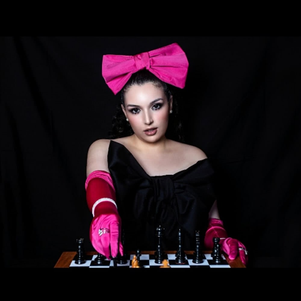 Catha lança o primeiro single autoral “Sobre Mim (talvez) Sobre Você” (Divulgação)