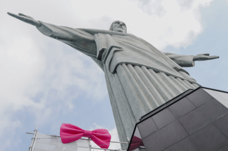 Para a estreia, a cantora espalhou laços cor de rosa por pontos-chave do Rio de Janeiro: "Quis espalhar um pouco de felicidade pela cidade e com certeza tentar botar um sorriso no rosto de alguém". (Foto: Alysson Barbosa e Matheus Monsute)