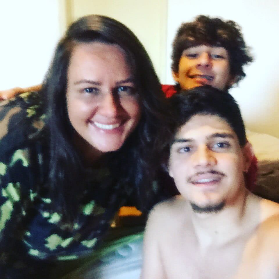 Aos 42, Kellys é mãe de Gabriel de 22, e Luiz Felipe, de 17 anos: "Meus filhos são minha vida" (Reprodução)