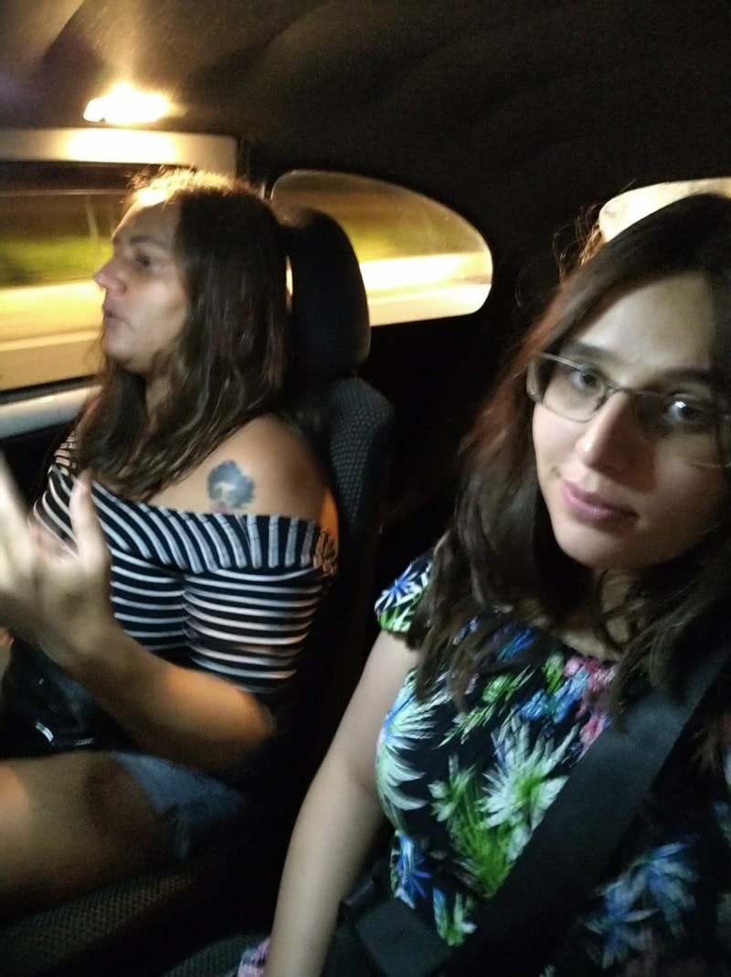 Kellys Kelfis e Malu Amaral em selfie tirada por Malu em madrugada no meio da estrada: "Nunca pensei em desistir. Até porque essa é uma característica minha, vou até o fim nas coisas" (Arquivo pessoal)