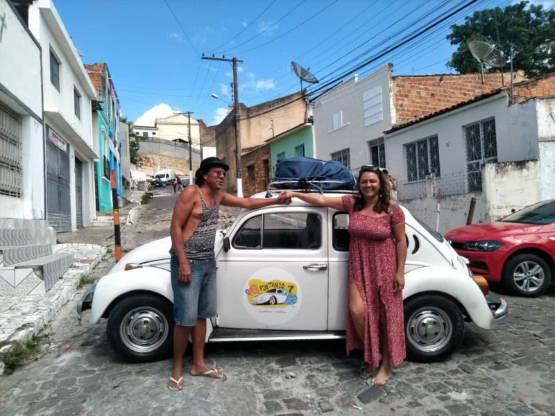 Kellys ao lado de Tadeu e seus bonecos, em Recife: "Acho que você ser mulher, empreendedora e se autoproduzir, já te dá uma força muito grande." (Foto: Malu Amaral)