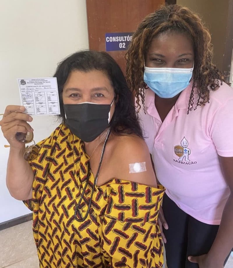 Regina exibe seu cartão de vacinação, após receber primeira dose da vacina, em Mangaratiba (Foto: Reprodução Instagram)