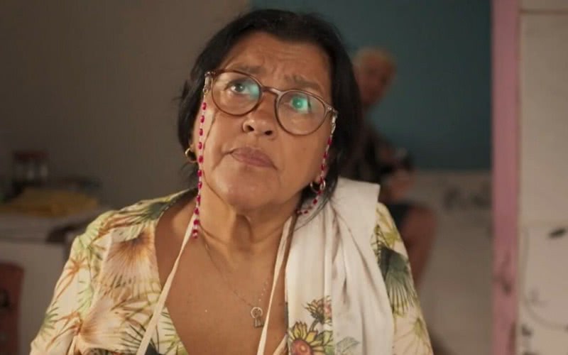 Imagem de um trabalho impecável de Regina Casé como Dona Lourdes na novela "Amor de Mãe", que está na reta final (Foto: Divulgação/TV Globo)