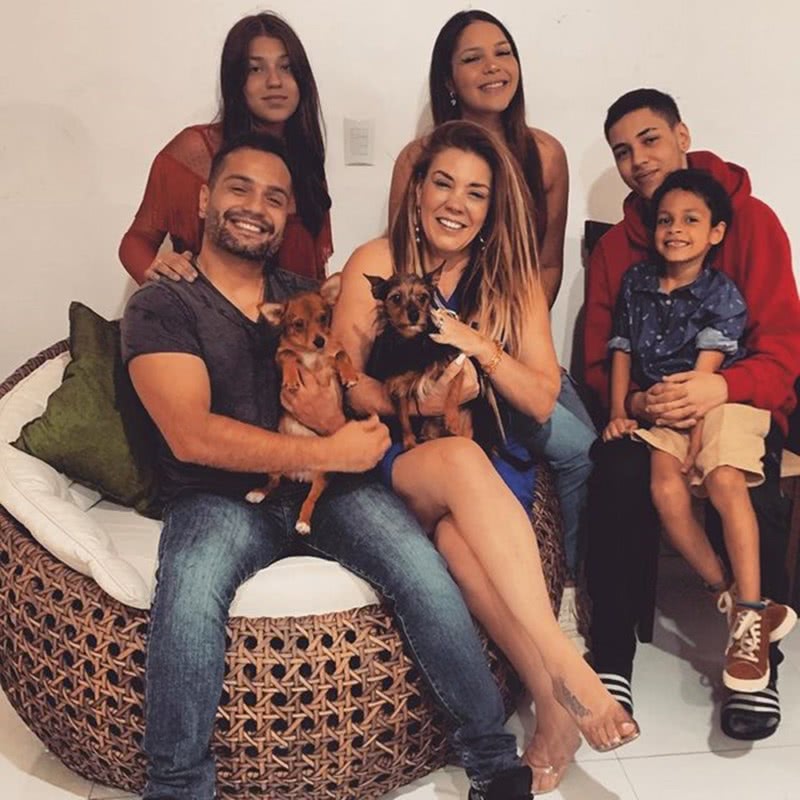 Simony e família: "Tento tirar alguma coisa disso tudo, ser uma pessoa melhor e olhar para o próximo" (Reprodução Instagram)